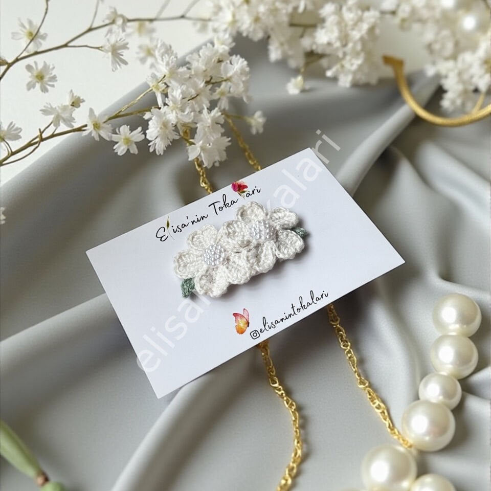 HANDMADE WHITE CROCHET FLOWER HAIR CLIP – PEARL CENTER, 4.5 CM ALLIGATOR CLIP