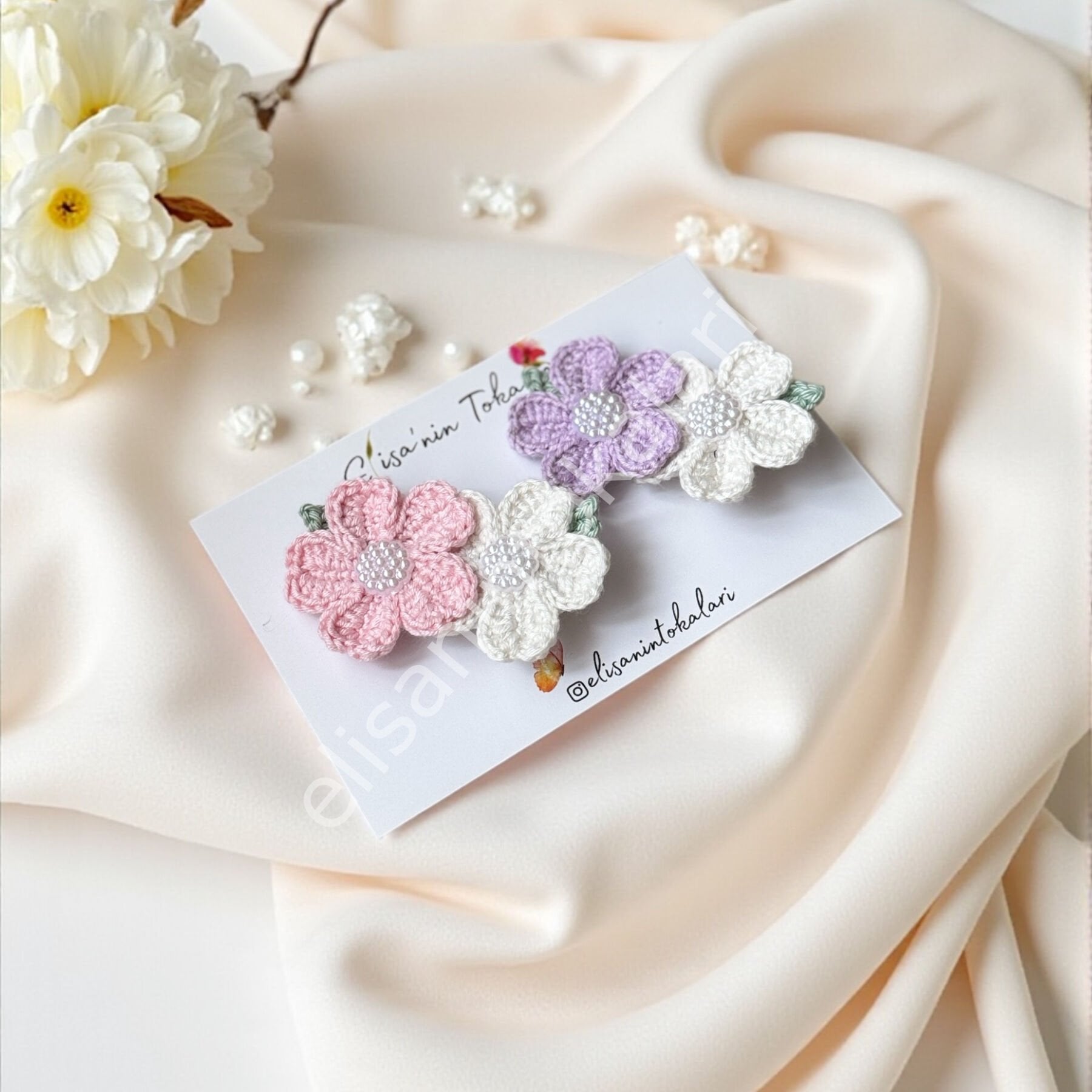 HANDMADE CROCHET PEARL DAISY HAIR CLIP – PINK & LILAC VARIANTS (4.5 CM ALLIGATOR CLIP)