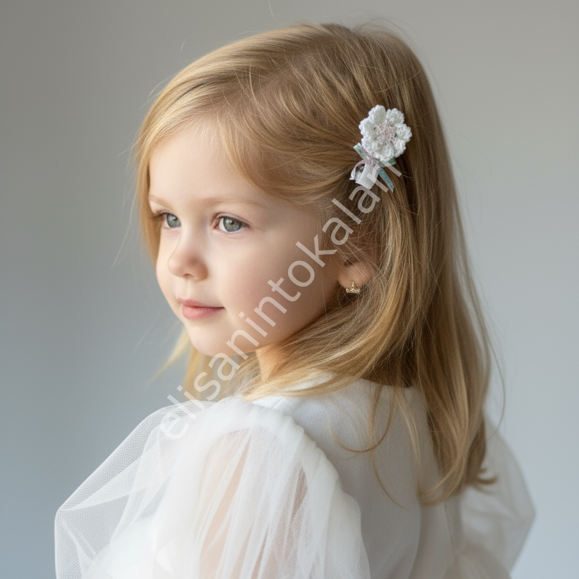 HANDMADE CROCHET SNOWFLAKE HAIR CLIP – TULLE BOW & SPARKLE DETAIL (4.5 CM ALLIGATOR CLIP)
