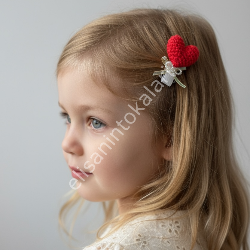 HANDMADE AMIGURUMI HEART HAIR CLIP – TULLE BOW & ACRYLIC PEARL BOW (4.5 CM ALLIGATOR CLIP)