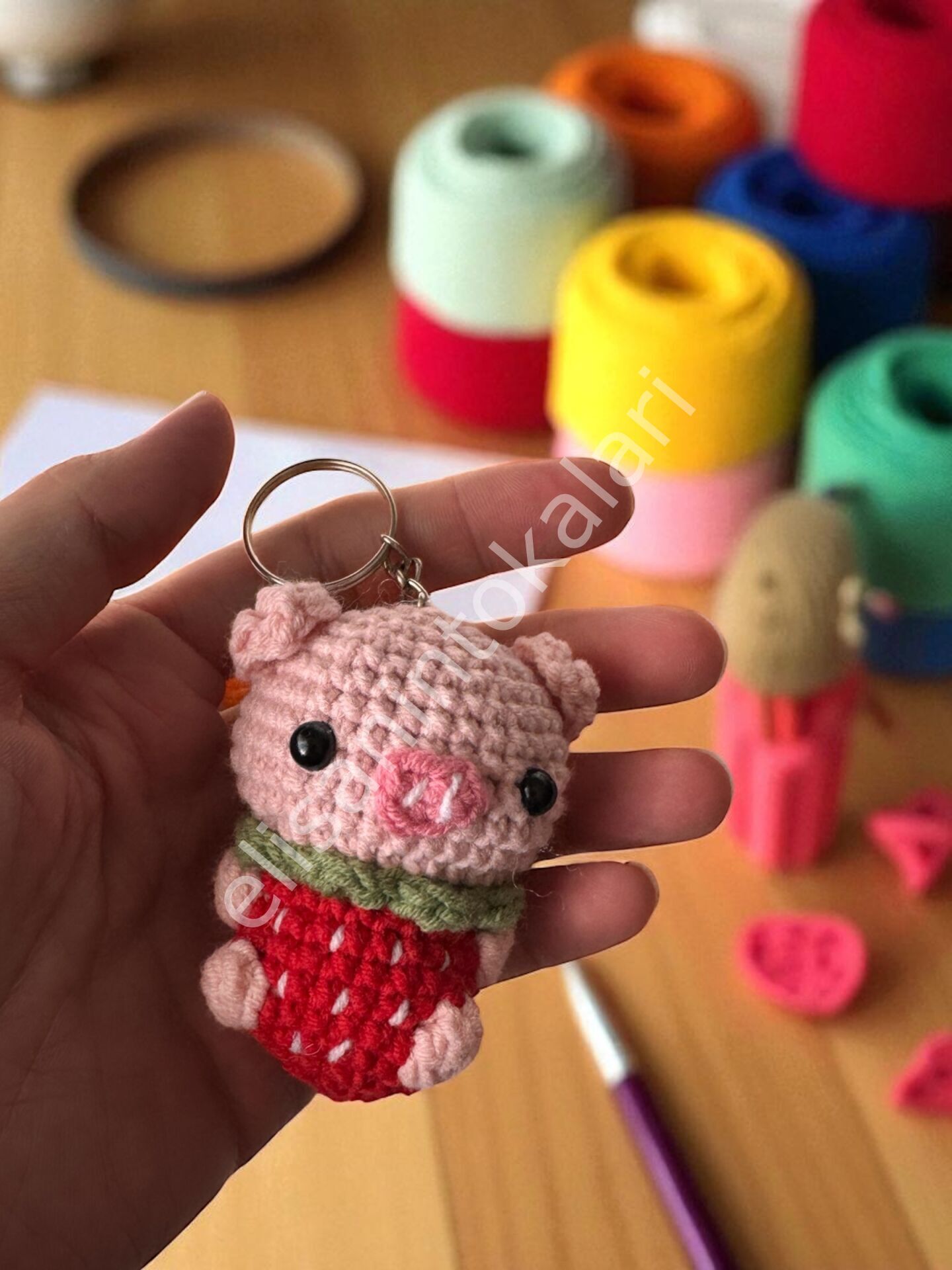 STRAWBERRY PİGGY MINI KEYCHAIN